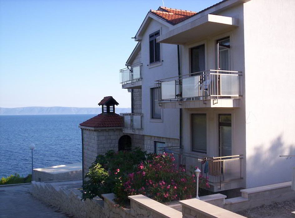 Die Hotel-Villa zum Verkauf auf Brac in Kroatien liegt an der ersten Reihe zum Meer