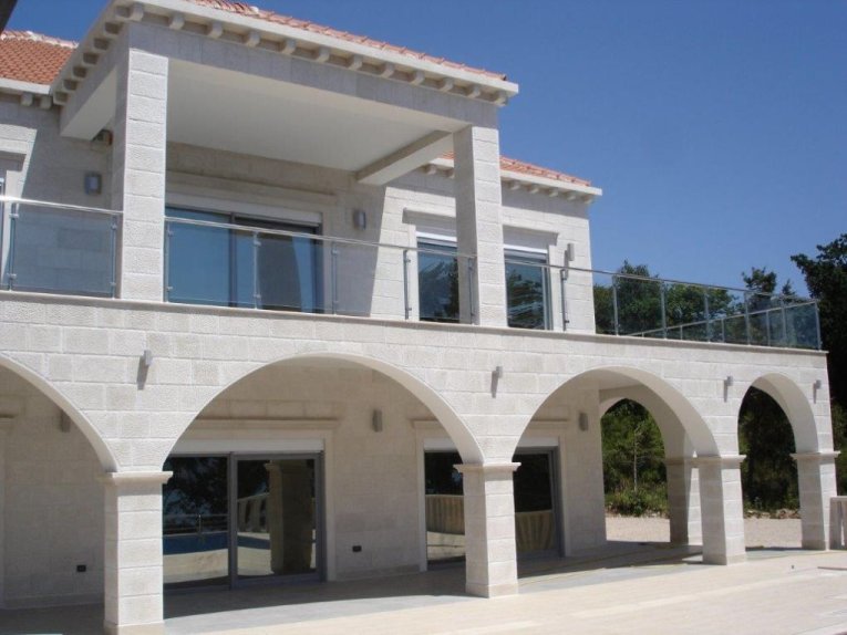 Neubau-Villa in Dalmatien in ruhiger Lage zu kaufen.