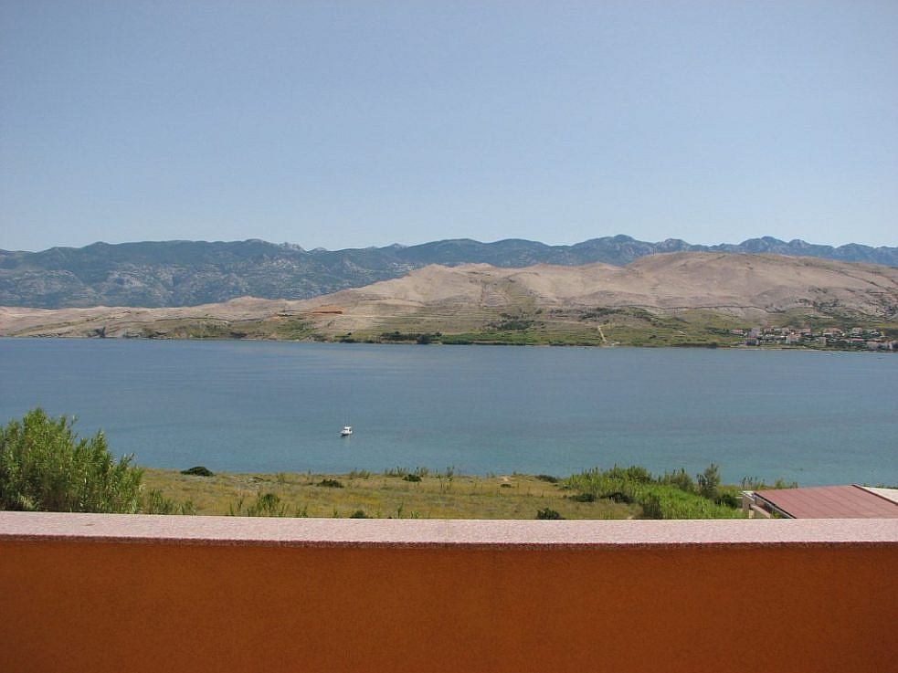Der Blick aufs Meer vom Balkon des Hauses zum Verkauf in Pag, Kroatien. Immobilien am Meer - Panorama Scouting