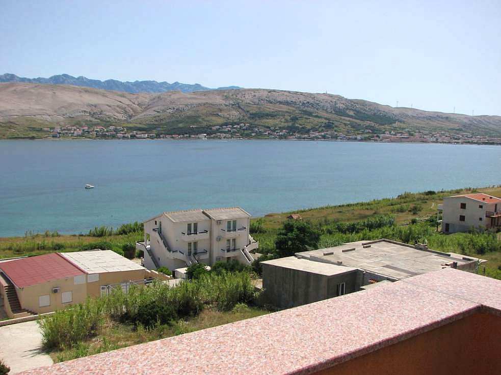 Der Blick vom Balkon auf das Meer von der Immobilie auf Pag, Kroatien, die zu kaufen ist.