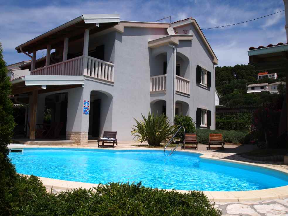 Die Villa im Villenareal hat einen gemeinsamen beheizten Swimmingpool