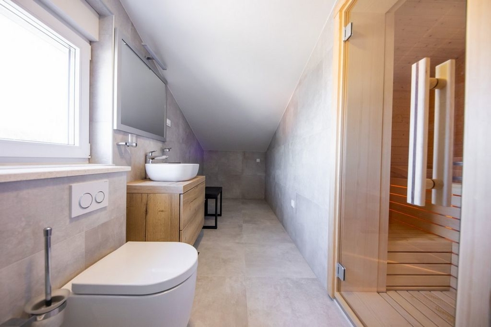Blick in das Badezimmer mit Sauna der Immobilie H742 bei Rogoznica in Kroatien.