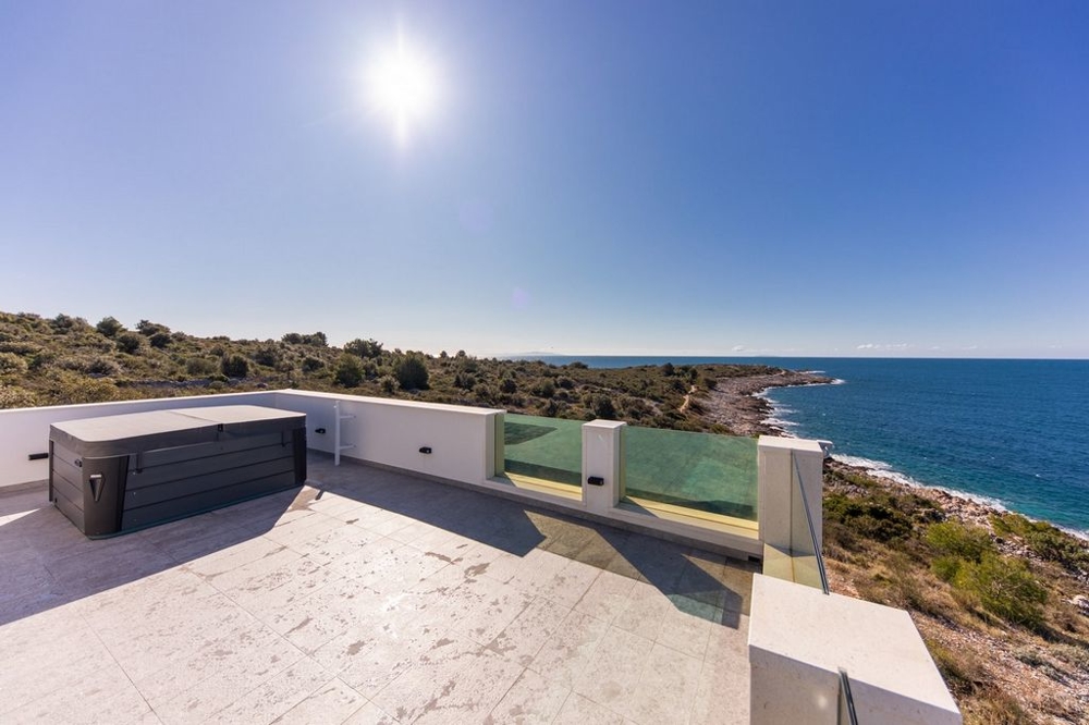 Neubau-Villa in am Meer bei Rogoznica, Dalmatien zum Verkauf.
