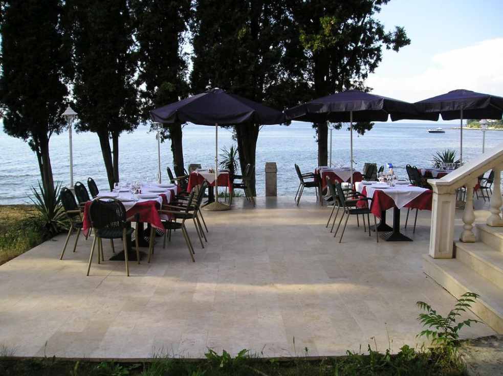 Die große Terrasse am Meer gehört zur Villa in der Nähe vom Golfplatz in Kroatien und steht zum Verkauf.