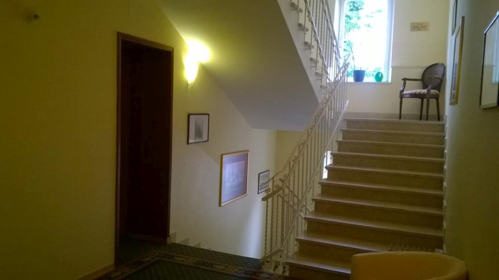 Der Treppenaufgang der Villa am Meer, die auch einen Aufzug besitzt.