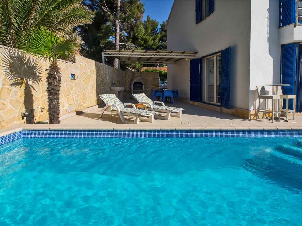 Villa mit Swimmingpool direkt am Meer auf Brac in Kroatien.