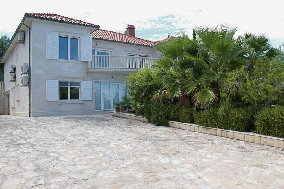 Villa H826 direkt am Meer auf der Insel Brac in Dalmatien zum Verkauf.