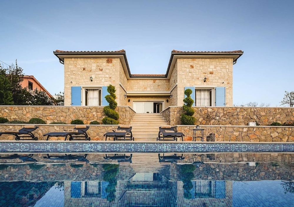 Neues Steinhaus mit Meerblick und Swimmingpool im mediterranen Stil auf der Insel Krk in Kroatien zu kaufen.