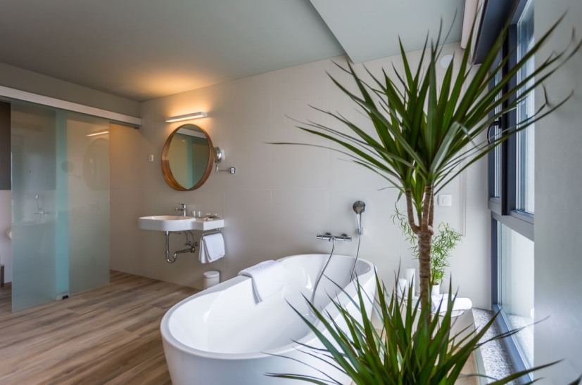 Modernes Badezimmer mit freistehende Badewanne.