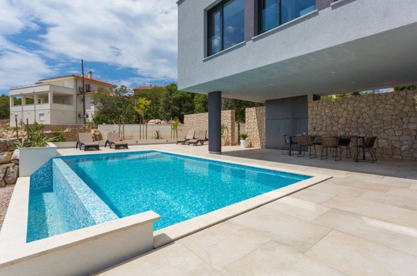Moderne Villa mit Swimmingpool in ruhiger Lage auf der Insel Krk zum Verkauf.