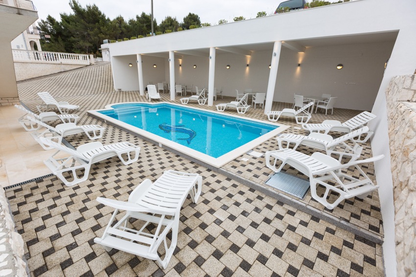 Swimmingpool der Pension H945 auf Ciovo, Kroatien.