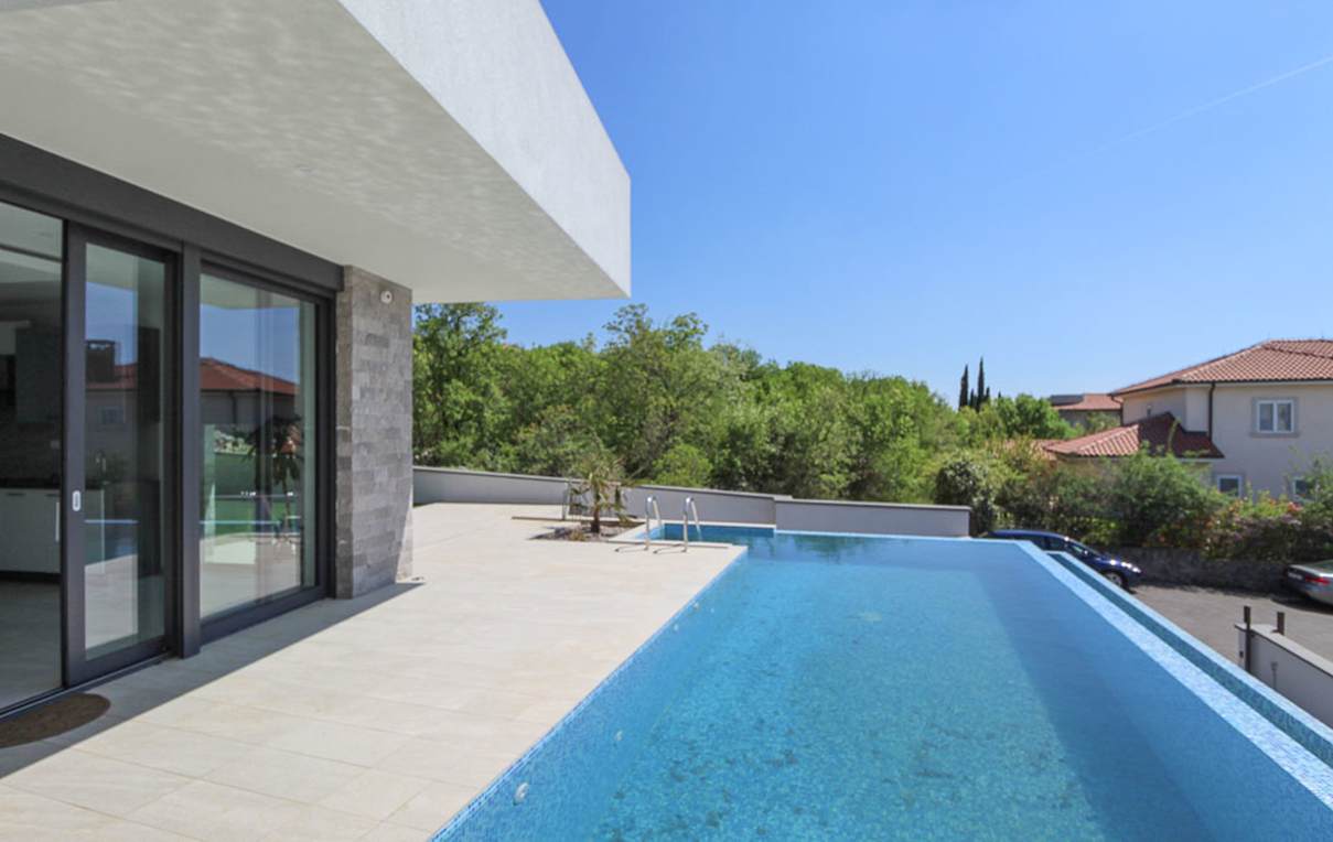 Sicht auf den Ausgang des Hauses zur Terrasse und Swimmingpool - Villa kaufen Kroatien.