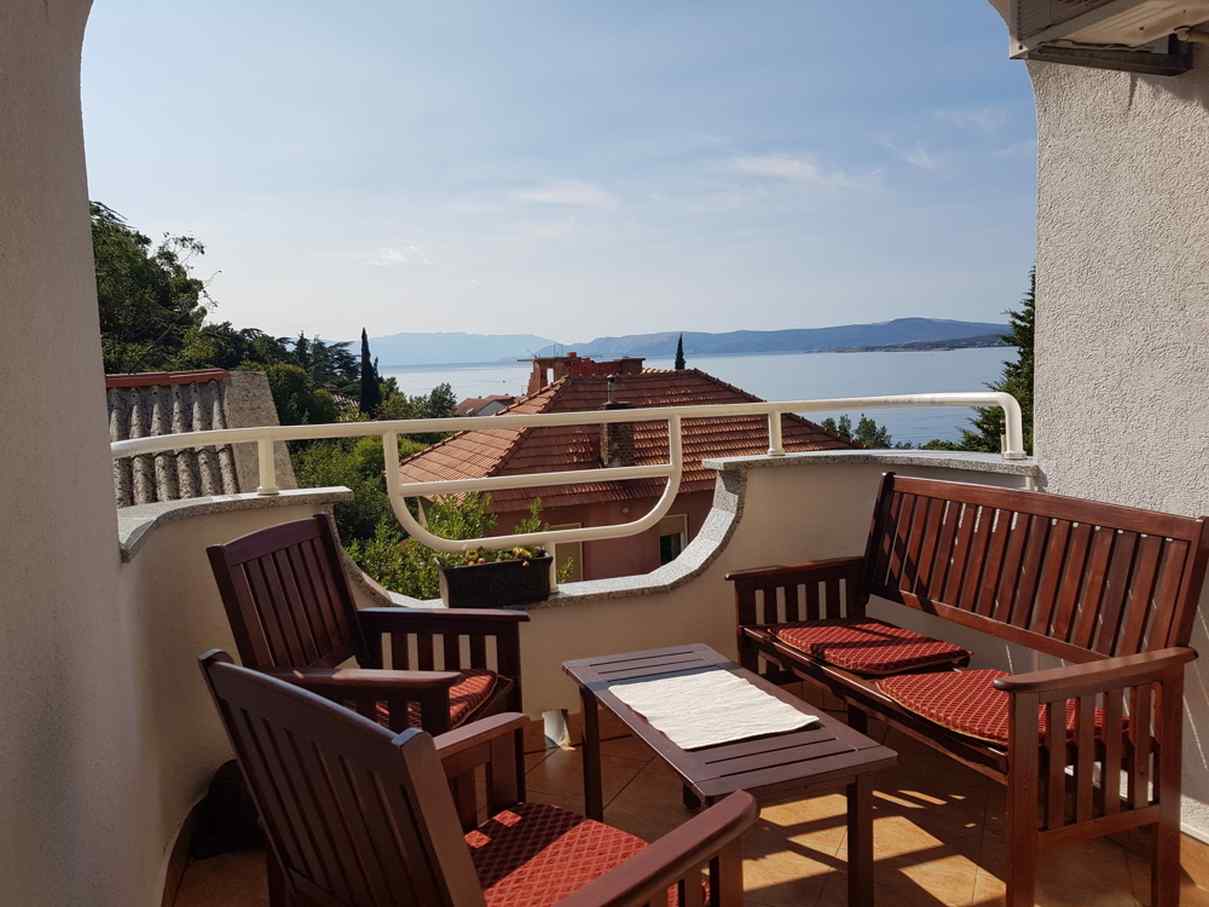 Balkon mit traumhaftem Meerblick bei Crikvenica in Kroatien.
