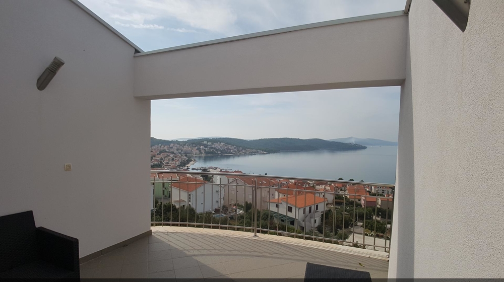 Terrasse des Appartements A1148 auf der Insel Ciovo in Kroatien.