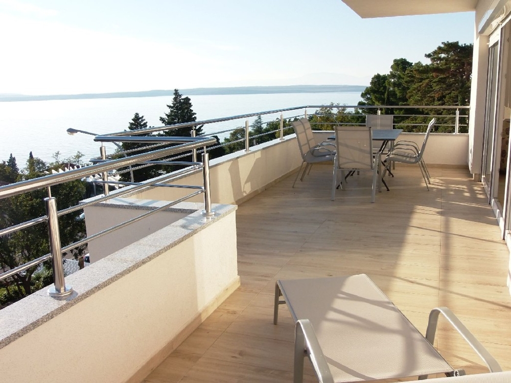 Appartement mit großer Terrasse und Meerblick in Kroatien zum Verkauf.