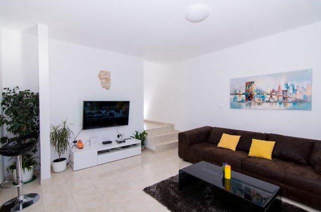 Hochwertig ausgestattetes Wohnzimmer der Wohnung A1338, zum Verkauf bei Trogir in Kroatien.