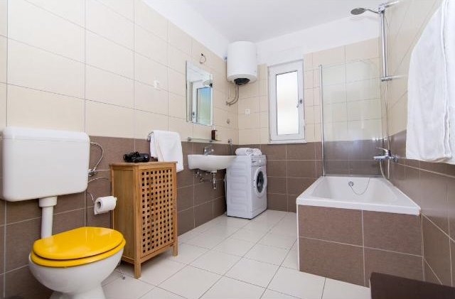 Geräumiges Badezimmer der Wohnung in Trogir.