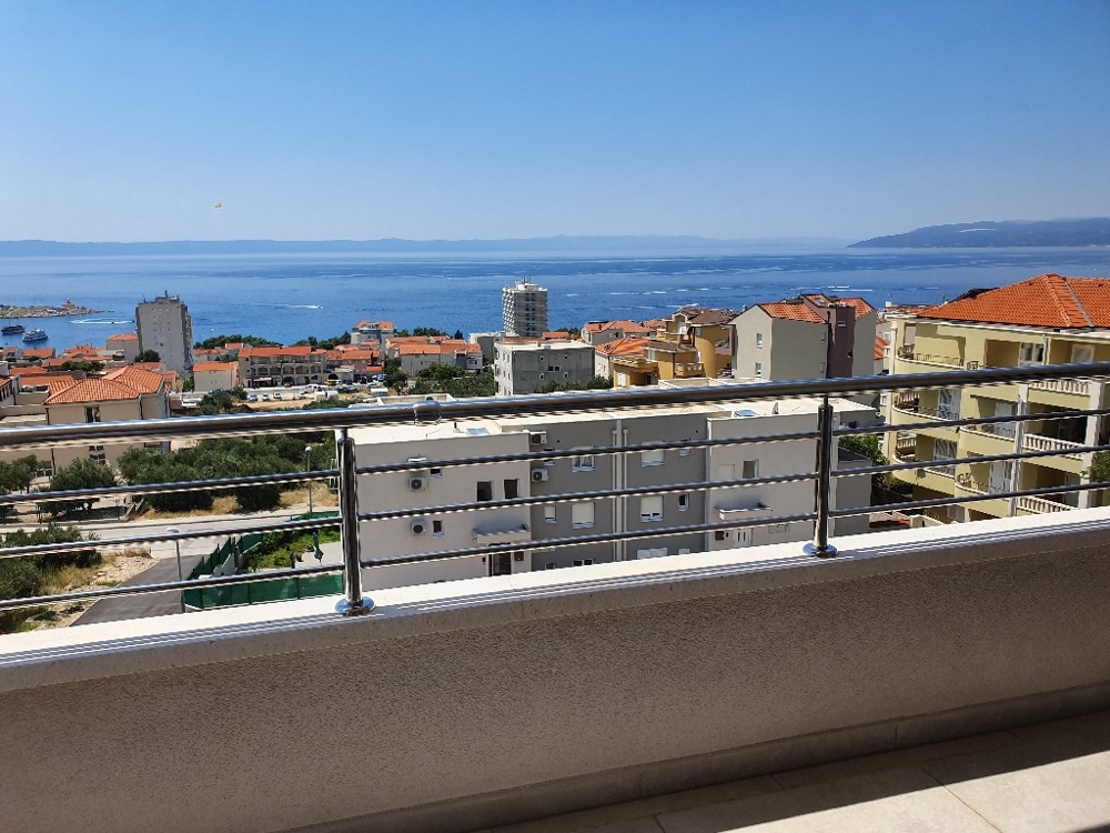 Blick auf Makarska und das Meer.