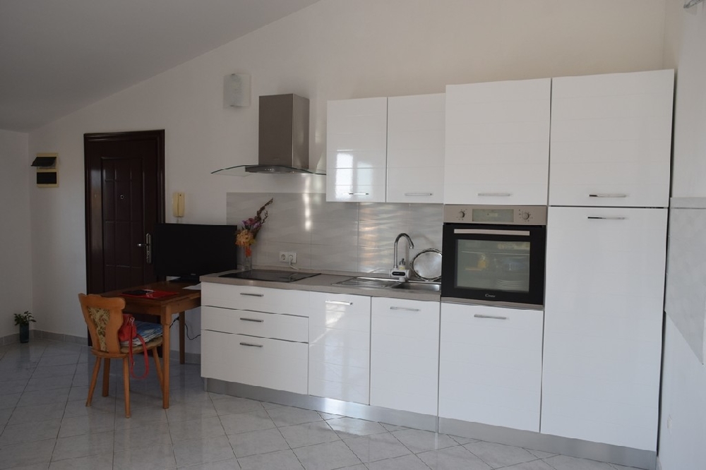 Modern ausgestattete Küche der Wohnung A1465, zum Verkauf in Srima, Dalmatien.