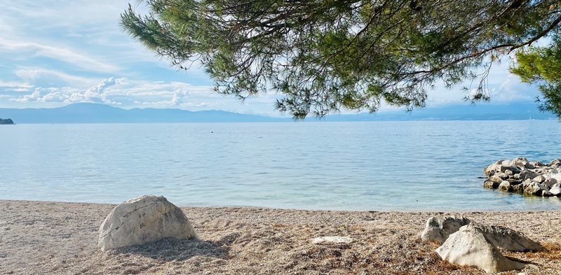 Strand vor der Immobilie A1622, Malinska, Kroatien.