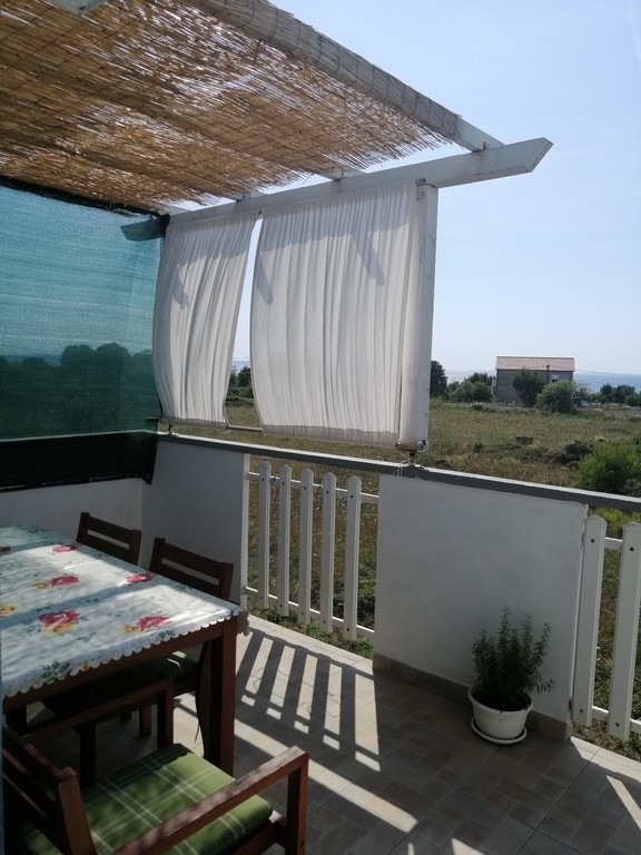 Terrasse der Wohnung A1629, welche in der Region Zadar zum Verkauf steht.