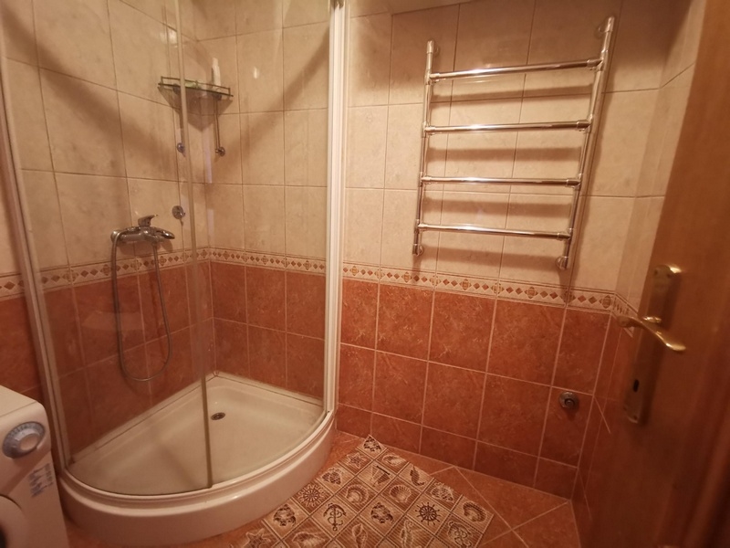 Das Badezimmer der Wohnung A1642, Novi Vinodolski, Kroatien.
