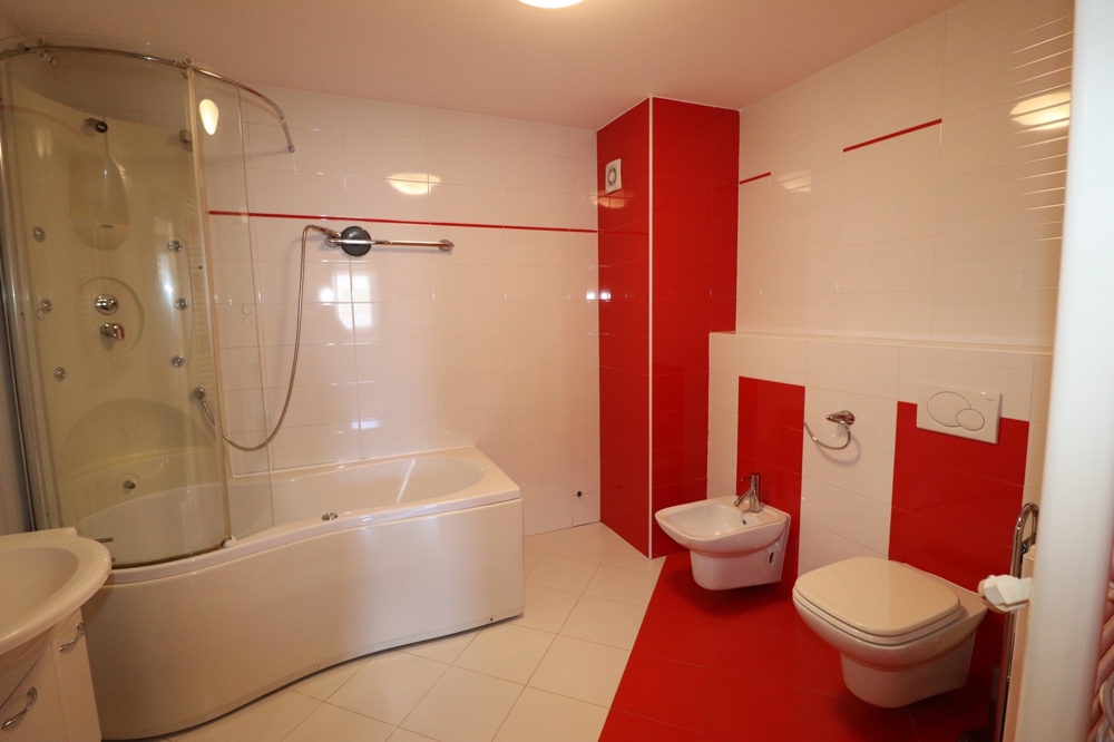 Das Badezimmer der Immobilie mit Badewanne, Bidget und WC in Novigrad.
