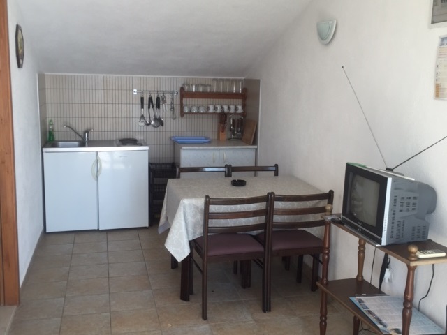 Sicht auf den Essbereich und die Küche der Immobilie A1658 in Kroatien.