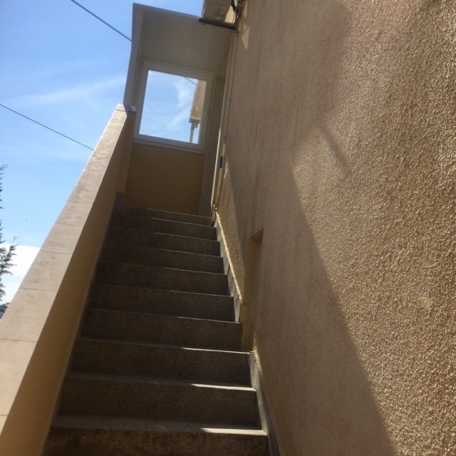 Außentreppe, die zum Appartement führt.
