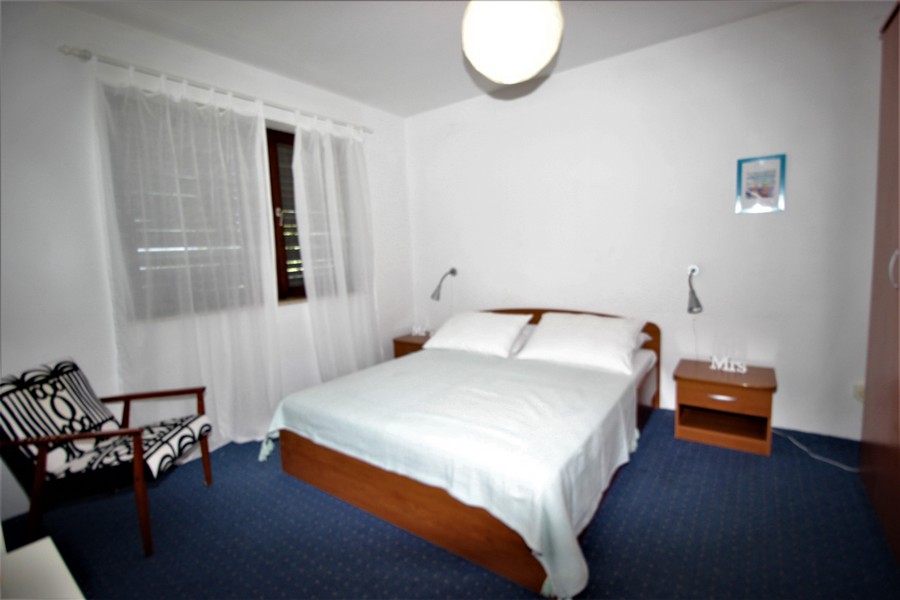 Eines der beiden Schlafzimmer der Wohnung A1682, Kroatien.