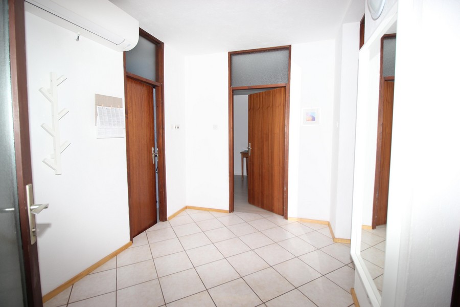 Blick in den Eingangsbereich und den Flur der Wohnung A1682, Kroatien.