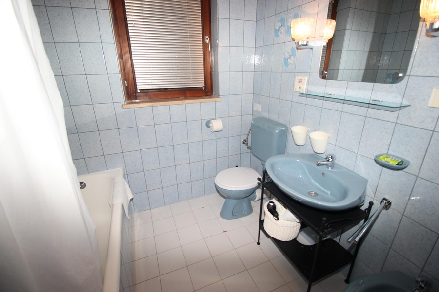 Das Badezimmer der Wohnung A1682, Kroatien.