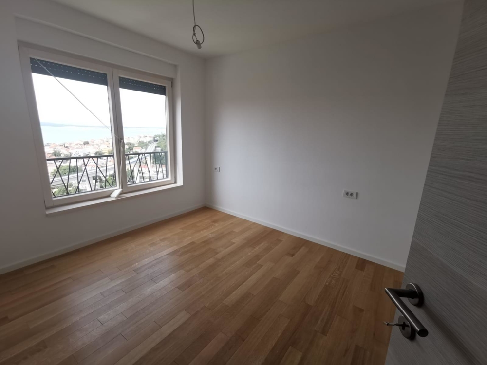 Schlafzimmer mit hochwertigem Parkettboden und Meerblick - Immobilien in Kroatien.