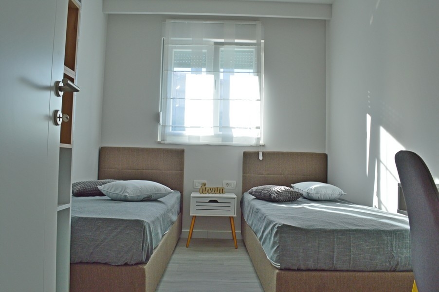 Blick in das Schlafzimmer mit zwei gemütlichen Einzelbetten.