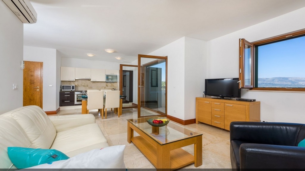Ein Wohnzimmer mit Küche und dem Ausgang zum Balkon - Wohnung kaufen Kroatien.