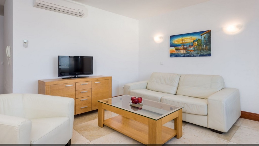 Bild vom Wohnzimmer mit Sicht auf die Möblierung in Mittel Dalmatien.