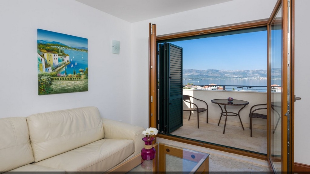 Sicht auf den Ausgang zum Balkon mit Meerblick - Wohnung kaufen Kroatien.