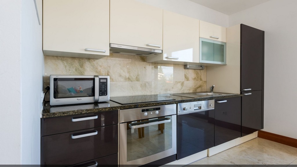 Eine Küche der Immobilie komplett eingerichtet in Mittel Dalmatien - Wohnung kaufen Kroatien.