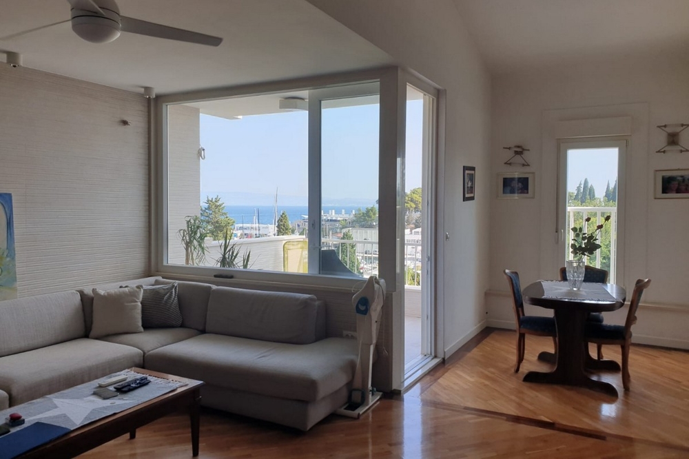 Wohn- und Essbereich mit Meerblick und Blick auf die große Terrasse der Wohnung A1711 in Split, Kroatien.
