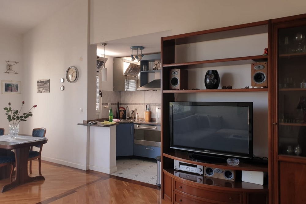 Wohnbereich und Blick in die Küche der Immobilie A1711 welche in Split, Kroatien zum Verkauf steht.