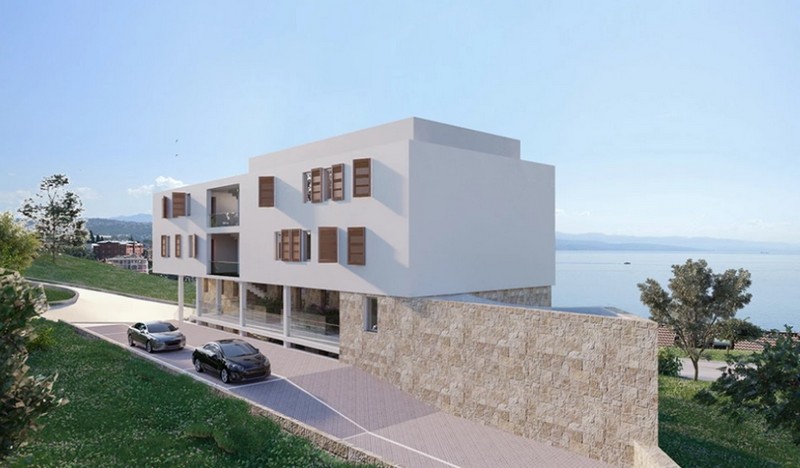 Blick auf die Rückseite des Hauses mit weiteren Parkplätzen und Sicht auf das Meer - Appartement kaufen Kroatien.