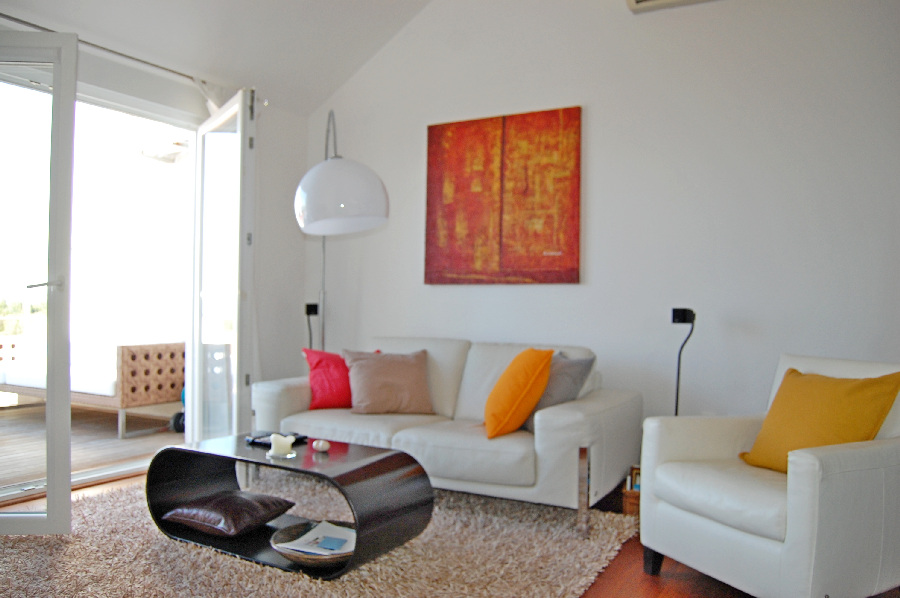 Wohnzimmer des Appartements A1758, das in der Region Makarska zum Verkauf steht - Panorama Scouting GmbH.