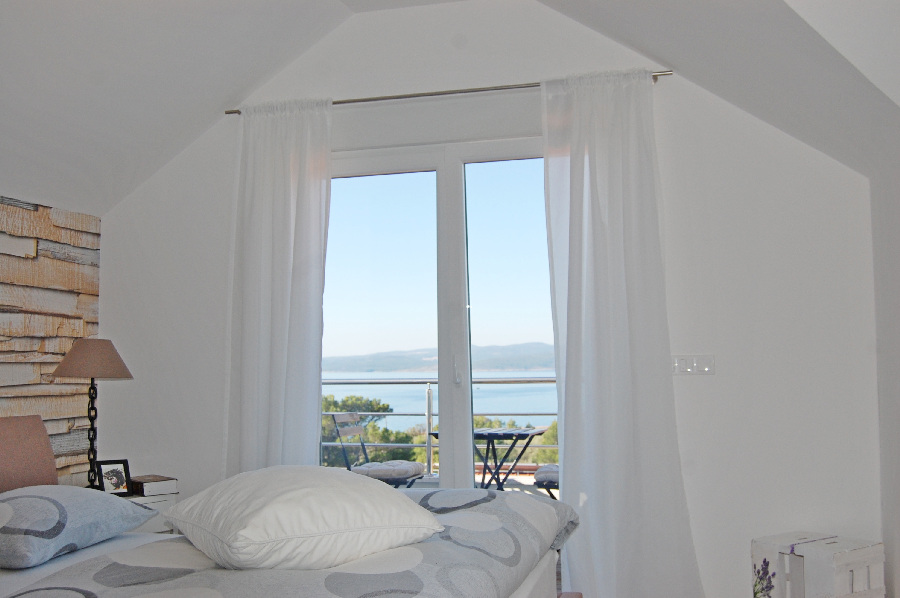 Schlafzimmer mit traumhaftem Meerblick bei Makarska in Kroatien - Panorama Scouting Immobilien.