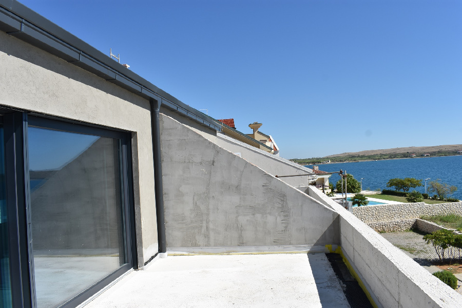 Dachterrasse des Appartements A1759-1284 auf der Insel Pag in Kroatien.