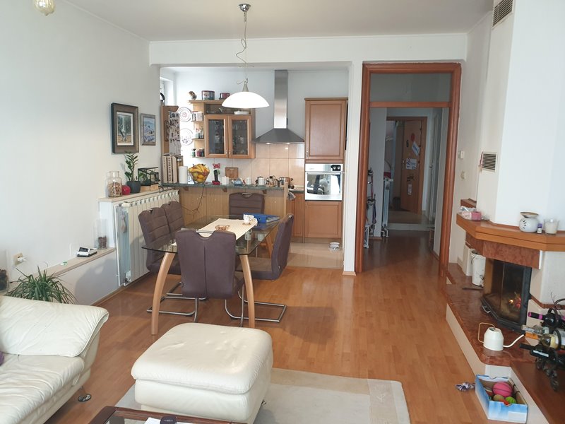 Blick in den Wohnbereich mit Essbereich und der Küche der Wohnung A1813 in Crikvenica.