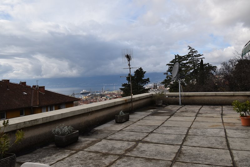 Blick von der Dachterrasse auf die Stadt und das Meer - Appartement A1814 in Rijeka, Kroatien zum Verkauf. Panorama Scouting.