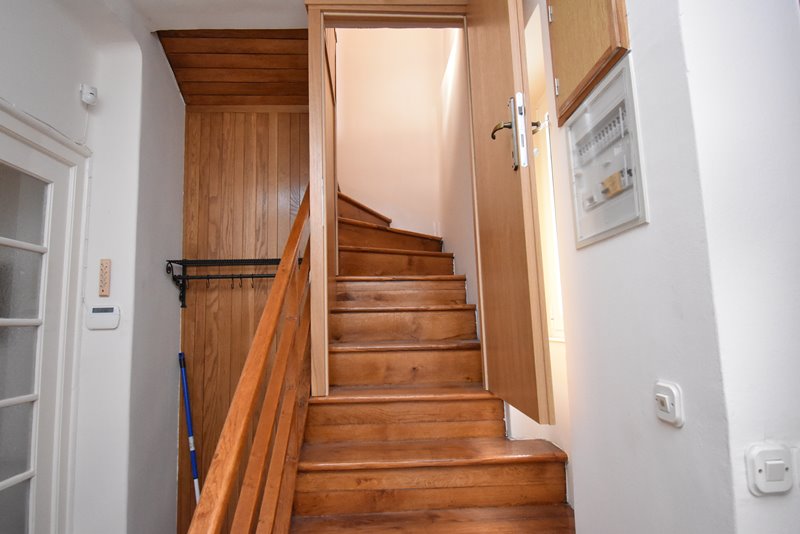 Treppen führen zur zweiten Etage des Appartements A1814, das in Rijeka zum Verkauf steht.