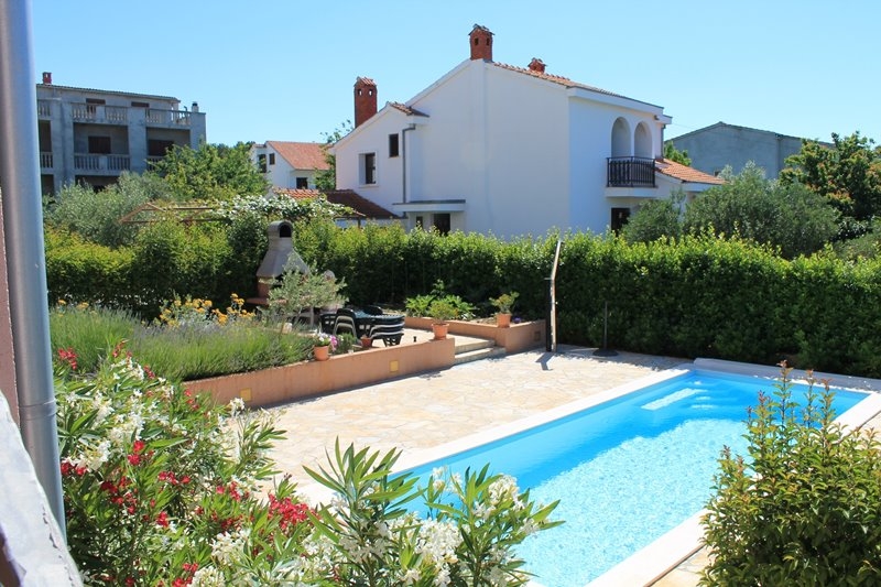 Swimmingpool im gemeinsamen Außenbereich des Appartements A1879, das in Borik, Zadar zum Verkauf steht.