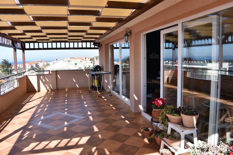Geräumige Terrasse mit ca. 30 m² Fläche der Wohnung A1879, die in Kroatien in der Stadt Zadar zum Verkauf steht.