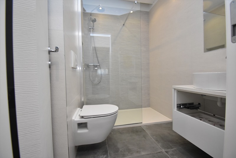 Badezimmer mit Dusche - Immobilie A1882, Kroatien.